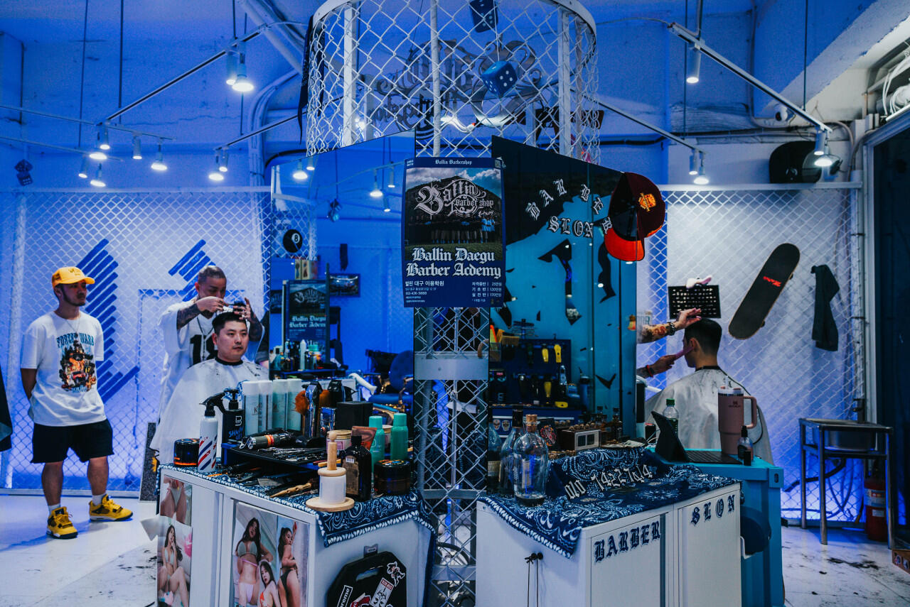 Interior image of the Samdeok location of Ballin Barbershop in Daegu