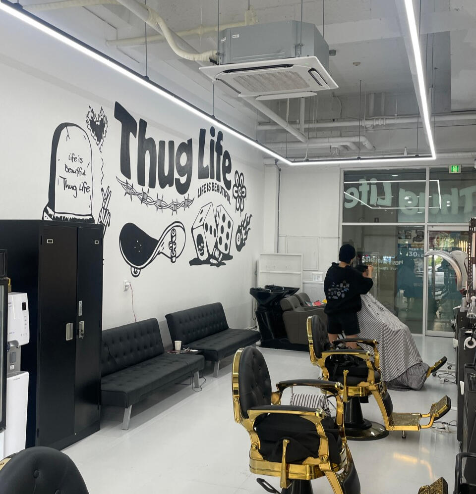 Interior image of the Wolseong location of Thug Life in Daegu